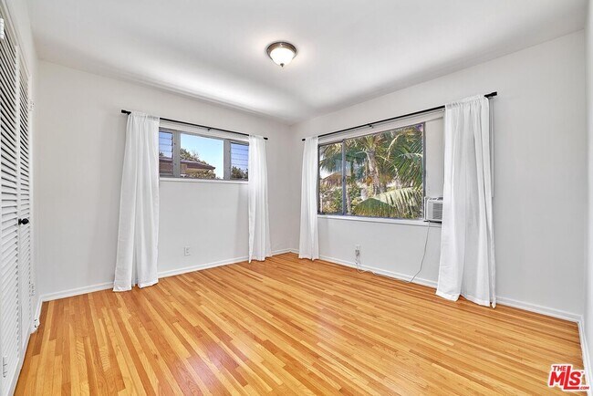 Building Photo - 742 S Plymouth Blvd