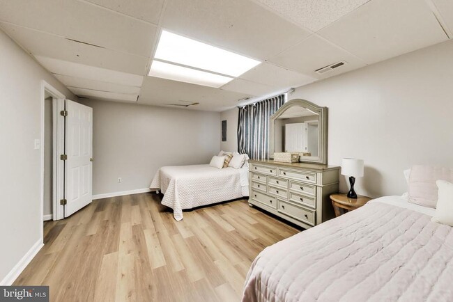 Building Photo - 10075 Maple Leaf Dr