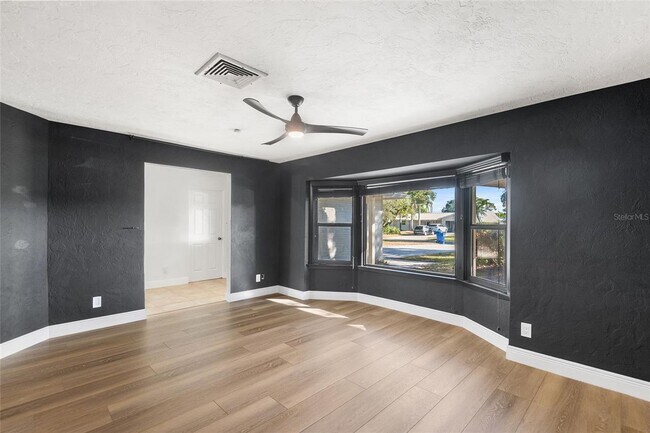 Building Photo - ST PETE POOL HOME AVAILABLE FOR RENT!