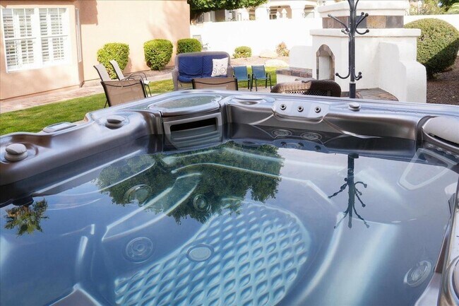 Building Photo - 1909 E Coral Tree Dr