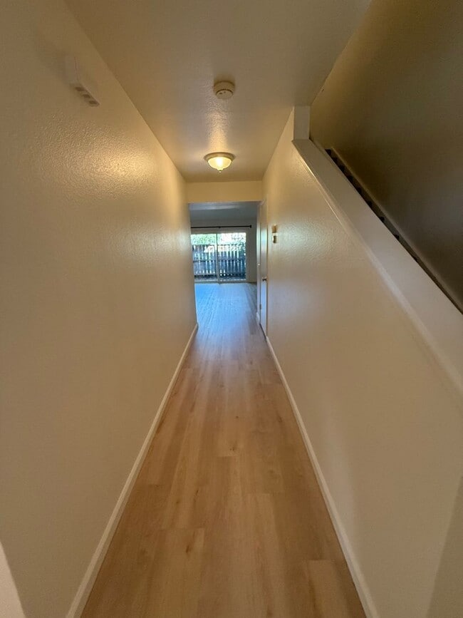 Building Photo - 2 BEDROOM TOWNHOUSE