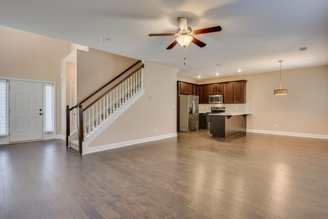 Building Photo - 926 Linsmore Ave