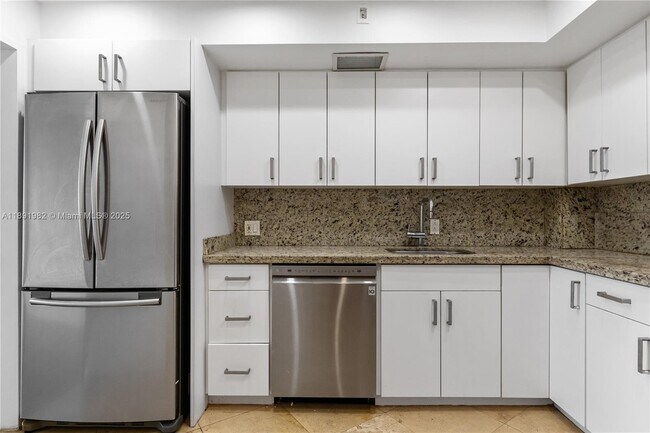 Building Photo - 4925 Collins Ave