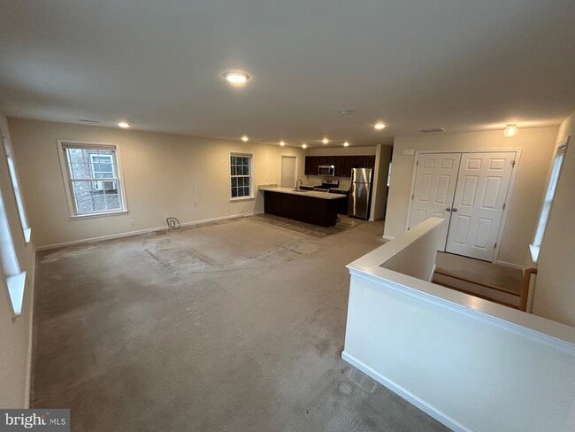 Building Photo - 414 W 7th St