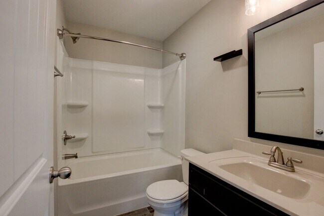 Building Photo - Sharp 3bed 2 ba.  upgrades throughout.