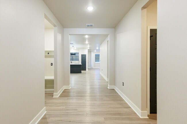 Building Photo - 5825 Grinnell St