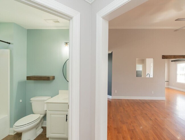 Building Photo - READY NOW!   Harrison Home with Finished Basement & Scenic Views