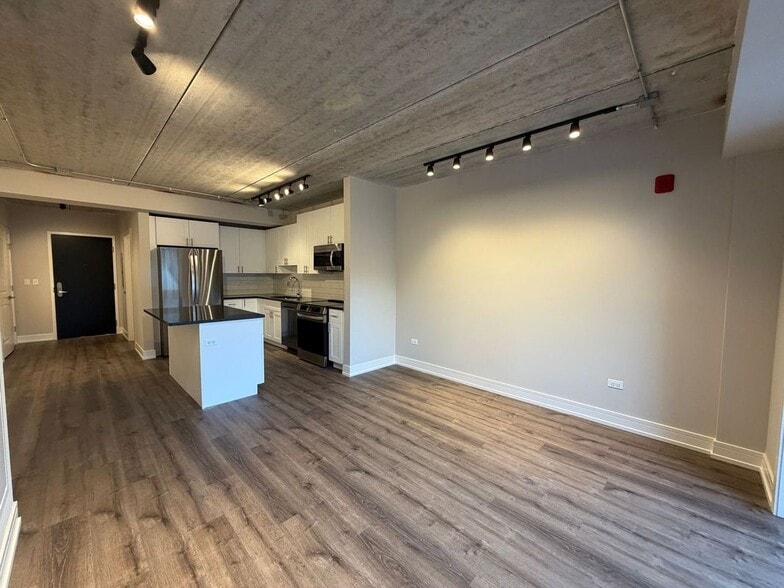 Building Photo - 952 W Carmen Ave