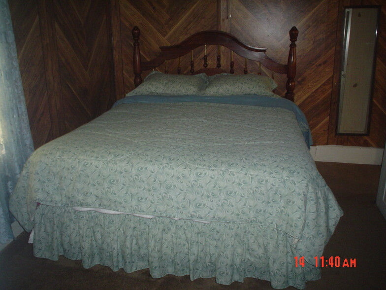 Queen Bed - 709 Main St