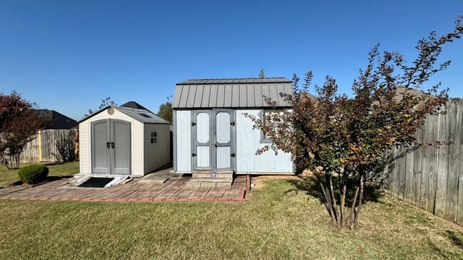 Building Photo - Spacious Stonegate Retreat with Home Office & Outdoor Living