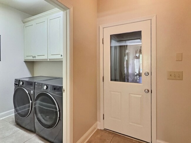 Building Photo - 4 Bed, 2 Full Bath Home w/ In-Ground Pool in Desirable Lake Forest!