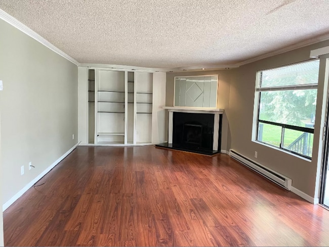 Building Photo - Spacious top floor condo with 3 sizable bedrooms & 2 baths