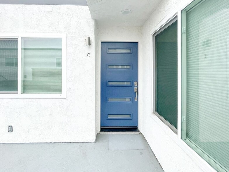 Building Photo - 208 Avenida Victoria