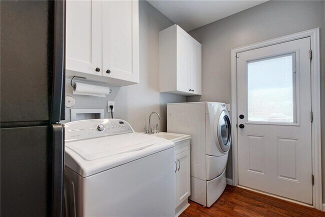 Building Photo - 2604 N Shields Dr