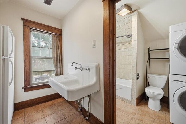 Building Photo - 1345 E St