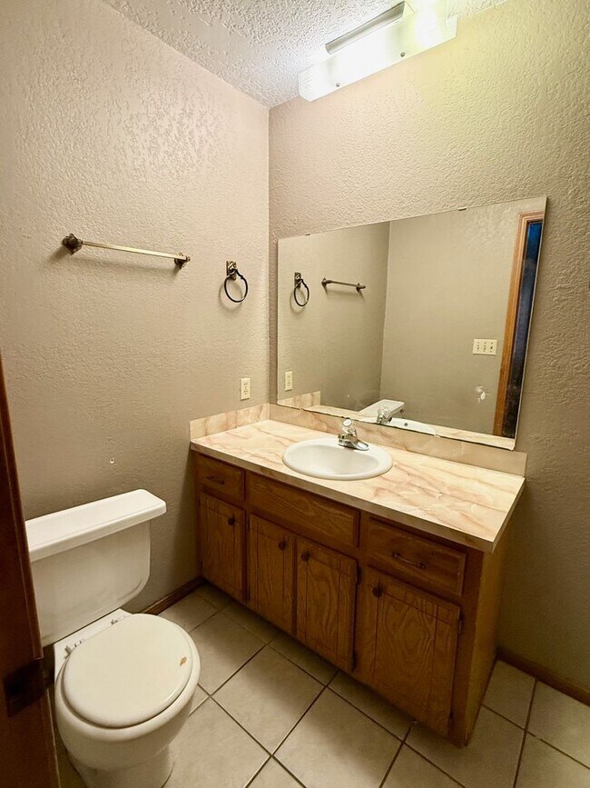 Building Photo - Great 2 Bed 2 Full Bath