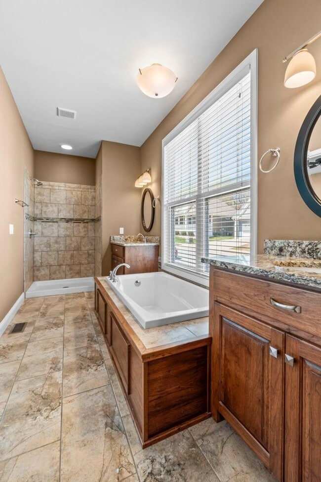 Building Photo - BEAUTIFUL Neighborhood Home!