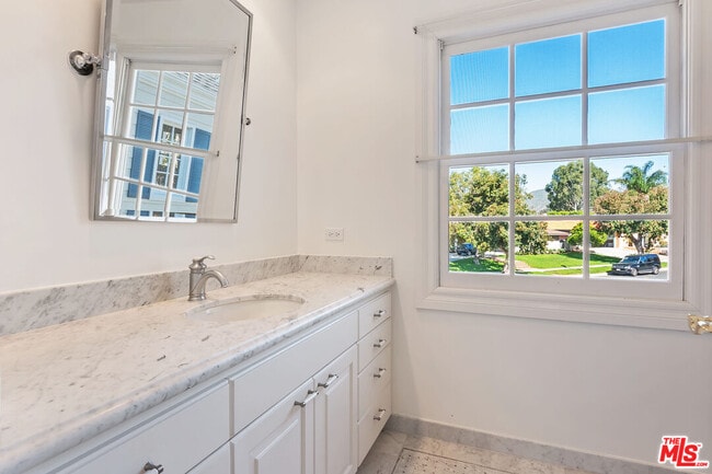 Building Photo - 360 Alma Real Dr