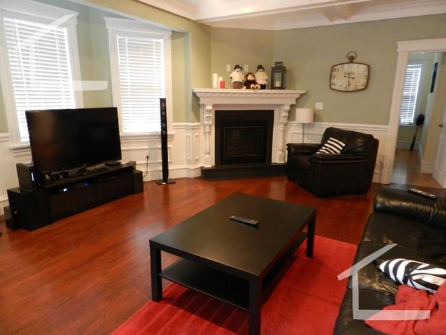 Building Photo - No Brokers Fee, No Security Deposit, Luxury Finishes, Sauna, Central Heat/AC, In-Unit Washer and ...