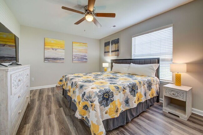 Building Photo - Coastal Comfort Awaits: Spacious 3-Bed, 2-...