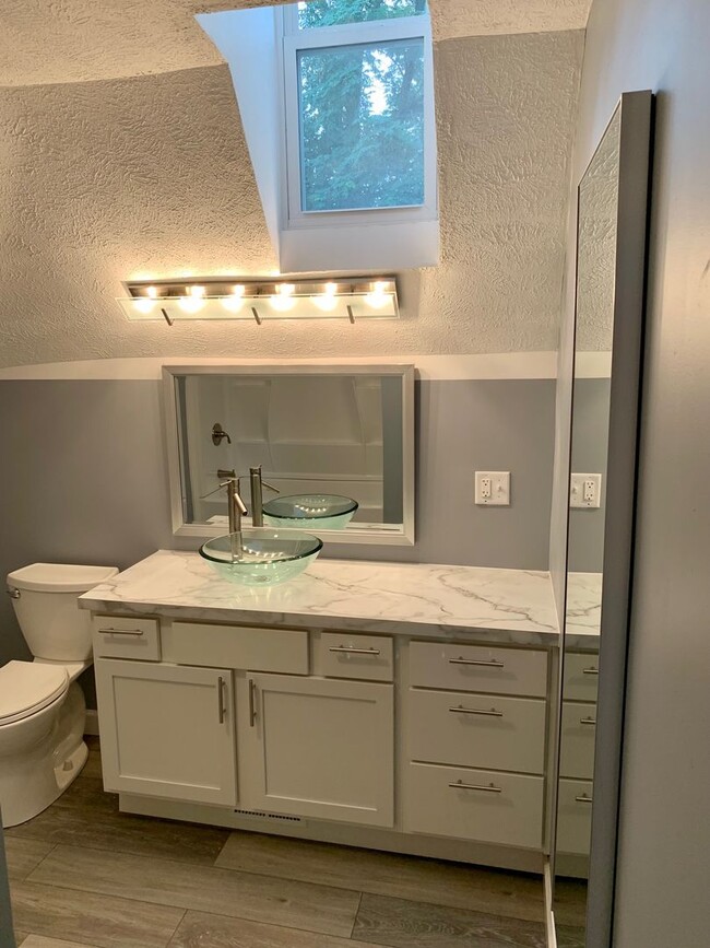 Building Photo - 4 bed/2 bath house in the heart of the Wes...