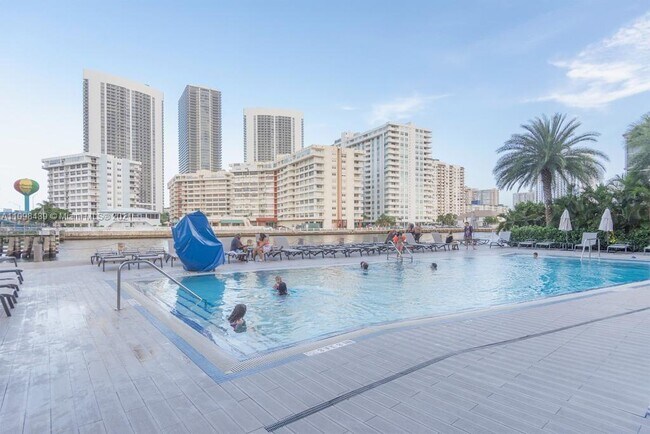 Building Photo - 2602 E Hallandale Beach Blvd