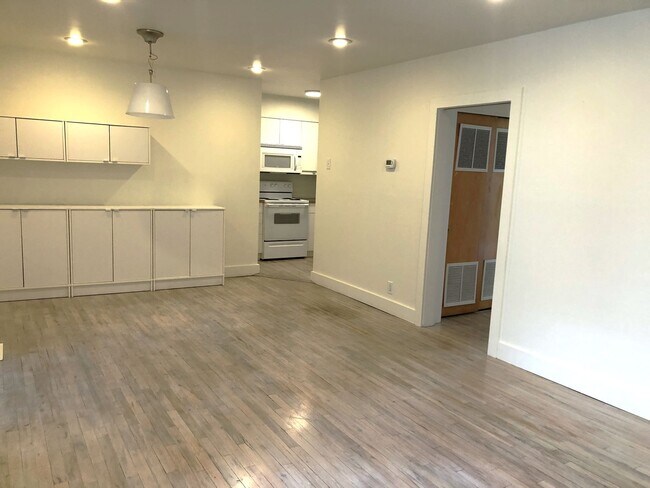Building Photo - Beautiful 2 Bedroom Apartment with Office ...