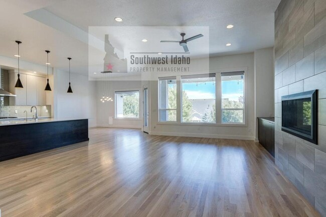 Building Photo - 476 W Buroak Dr