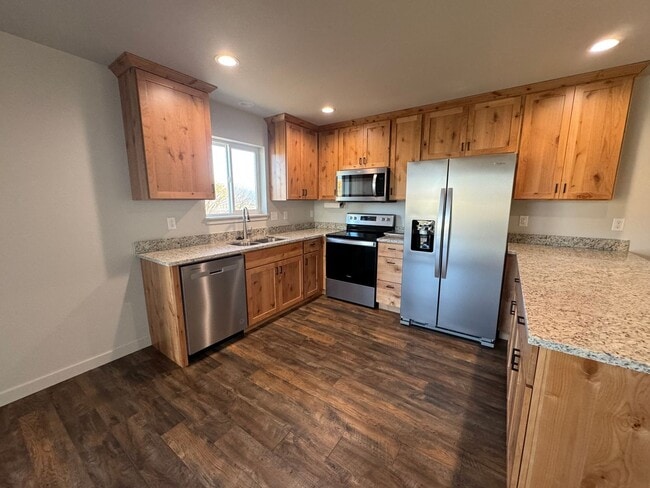 Building Photo - Newer 3 Bed 2 Bath Home In Roseburg