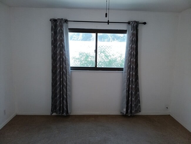 Building Photo - 3 Bedroom, 2-Bathroom in the NE Heights, Close to Everything.