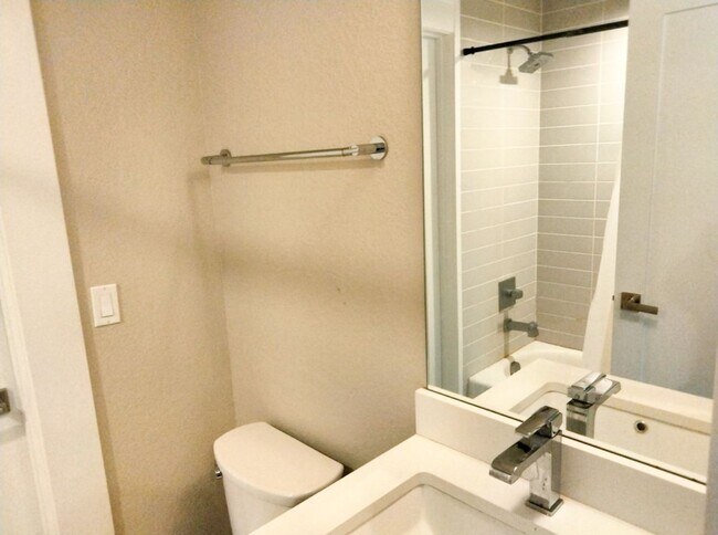 Building Photo - Beautiful 3 bedroom 2.5 bathroom condo MOVE IN SPECIAL