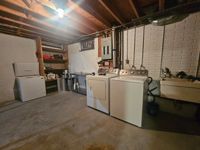 Building Photo - 2 Bedroom 2 Bath Corner Lot, In Small Town Fairfax