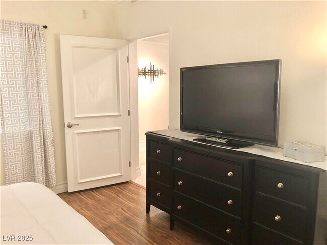 Building Photo - 270 E Flamingo Rd