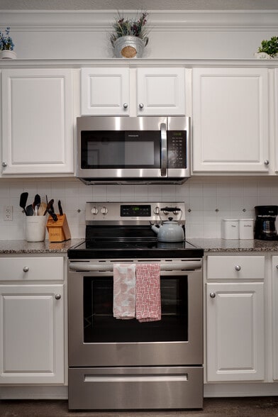 Kitchen - 159 Brooks St SE