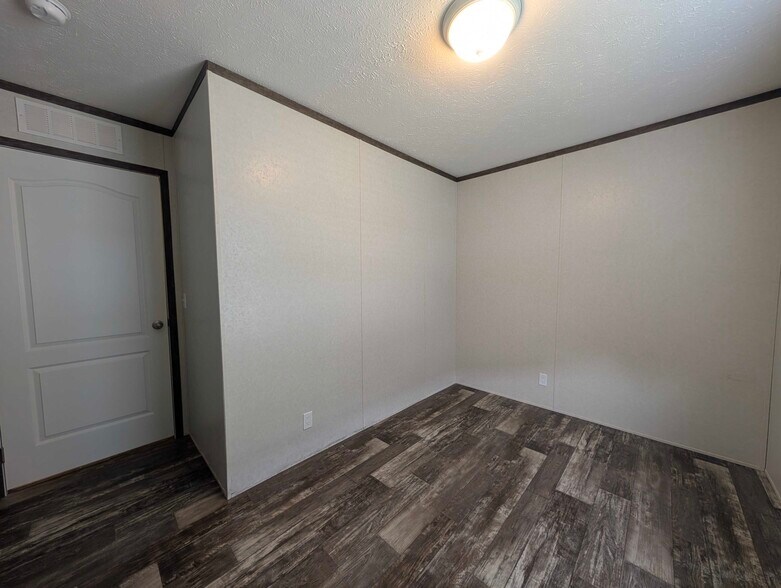 Building Photo - 38055 Leverette Ave