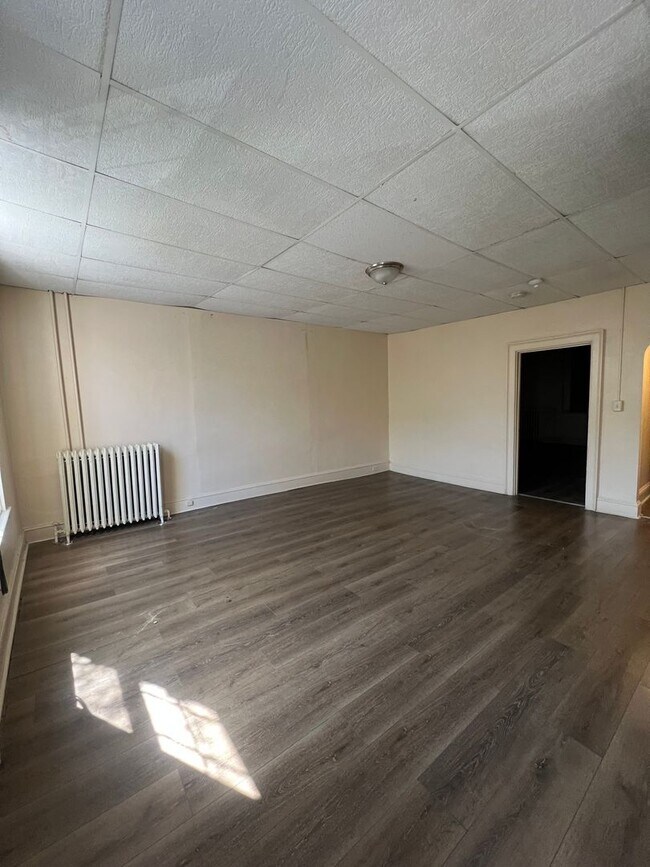 Building Photo - 114 1/2  S Queen St