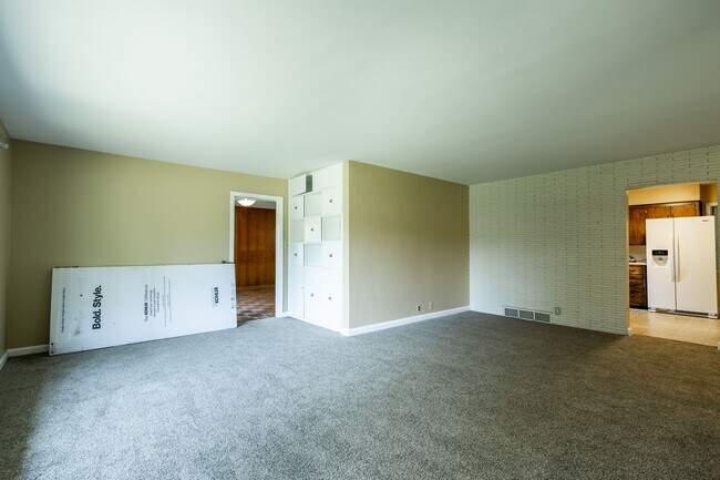 Building Photo - Come home to the serenity of Mequon-Thiensville