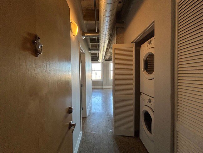 Building Photo - Downtown Fort Worth Texas Condo For Rent "...