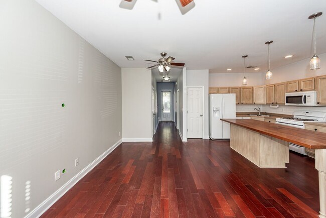 Building Photo - 3 Bedroom, 2.5 Bathroom Townhome in Oak Terrace Preserve - Park Circle