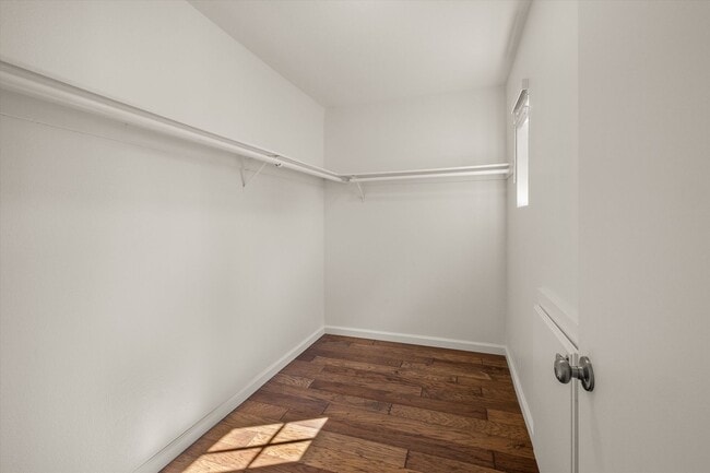 Building Photo - Renovated 2bed x 2.5bath Townhouse with Pr...
