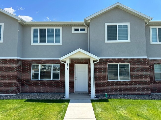 Building Photo - New Never Lived in Springville Townhome Fo...