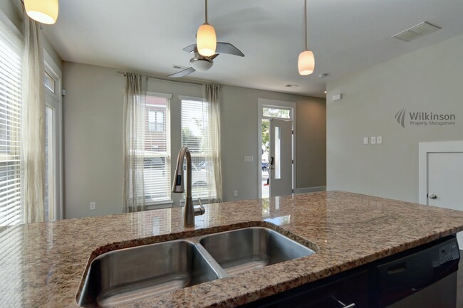 Building Photo - NODA Townhome- 3 Story End Unit 2 Bed 2.5 Bth