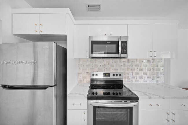 Building Photo - 1625 Hollywood Blvd