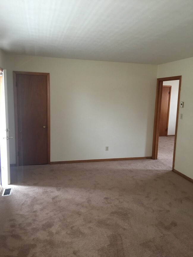 Building Photo - Newly updated No Pet 3 bedroom 2 bath bric...