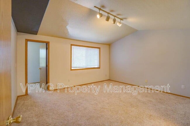 Building Photo - 5502 NE 89th Ave