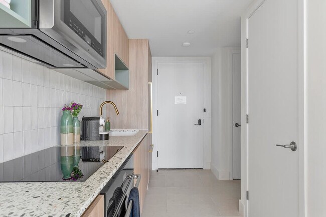 Building Photo - 601 NE 1st Ave