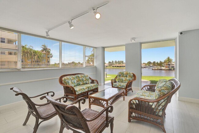 Building Photo - 1236 Hillsboro Mile