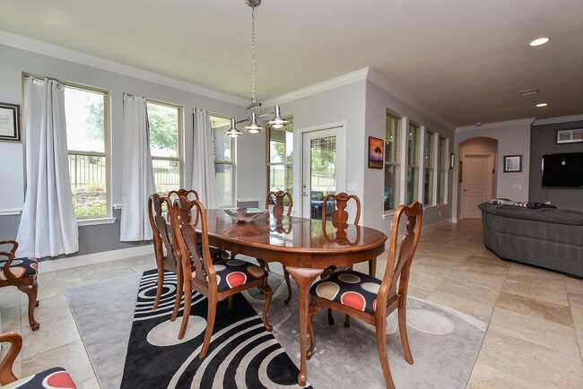 Building Photo - 1111 Majestic Oak