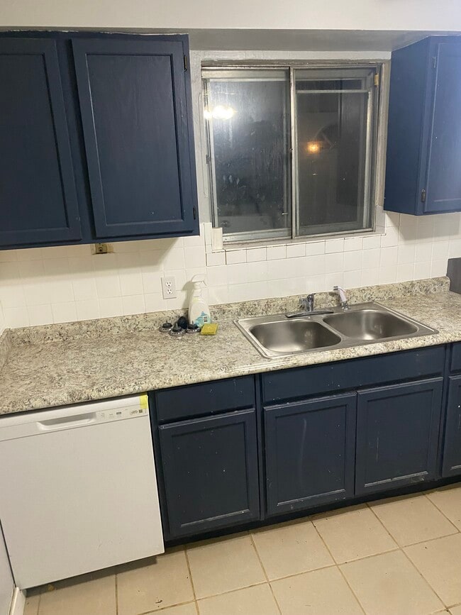 Kitchen - 5074 Fortman Dr