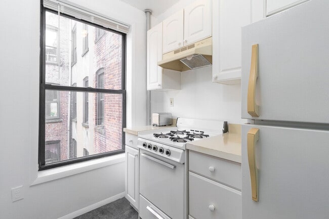 Building Photo - 334 E 96th St